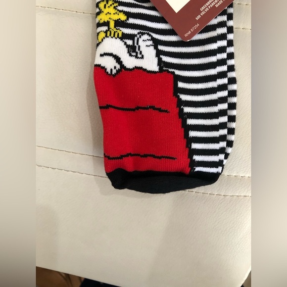 2 pairs Peanuts snoopy red striped‎ black & white no show socks new FREE - Picture 2 of 4